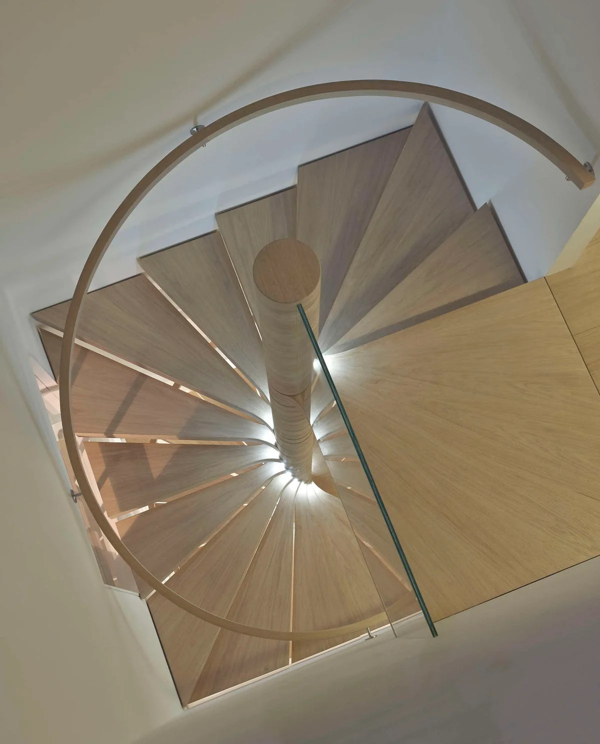 (2) escalier dans cage carrée: les marches filent jusqu'aux angles