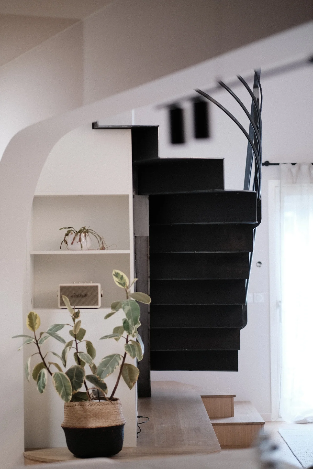 Escalier acier marches suspendues - Royat - Réalisation: Atelier Gracz