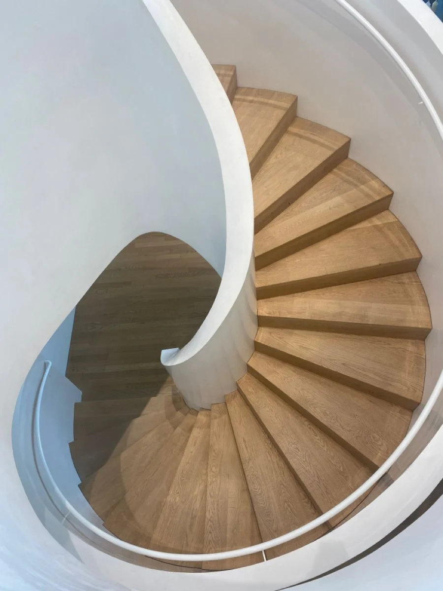 (1) escalier dans cage cylindrique: les marches sont identiques